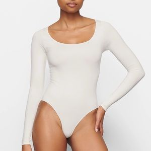 Skims Essential Long Sleeve Scoop Neck bodysuit